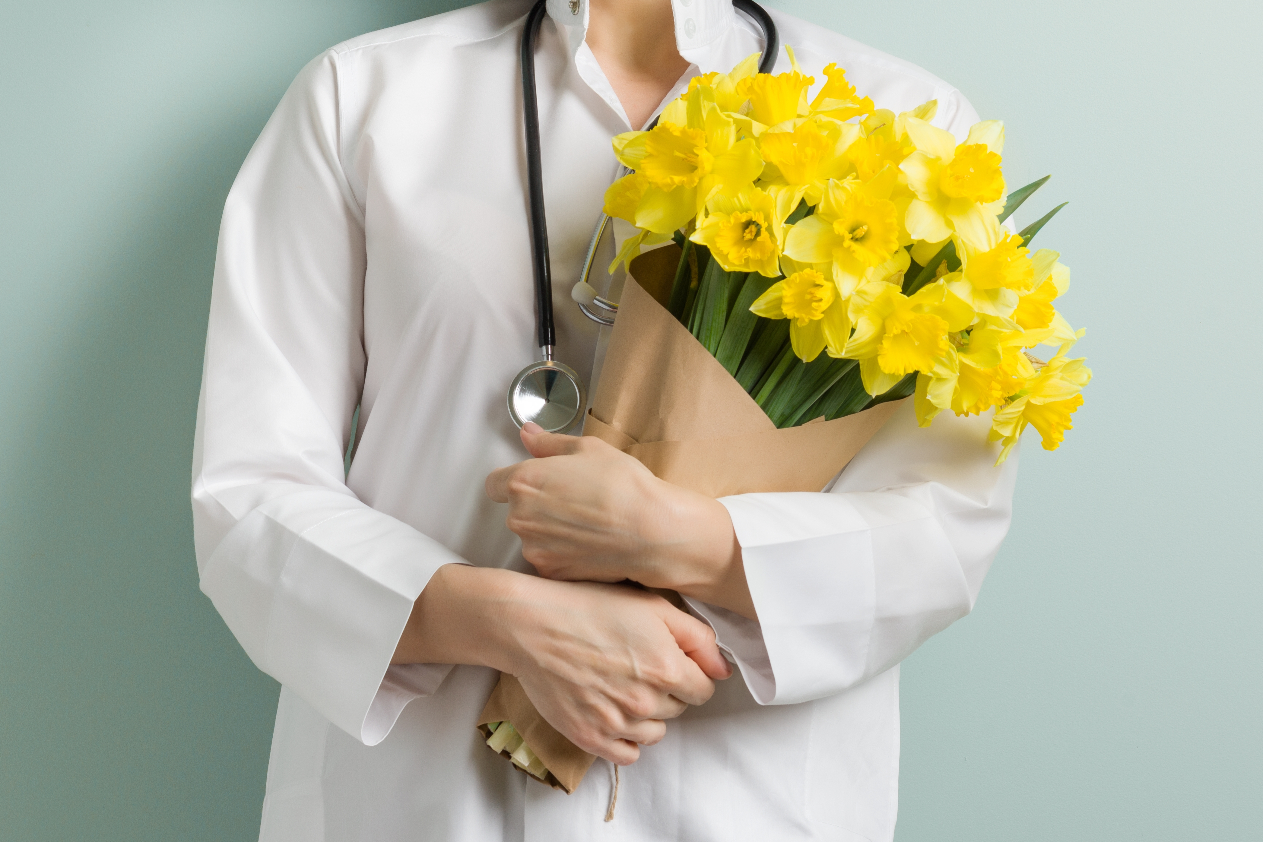 Врач март. Цветы врачу. С днем медицинского работника. С днем медицинского работника цветы. Медицинский работник с букетом цветов.